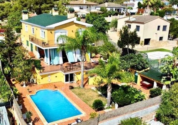 Foto 2 de Xalet en venda a Costa Cunit - Els Jardins - Els  Rosers de 5 habitacions amb terrassa i piscina
