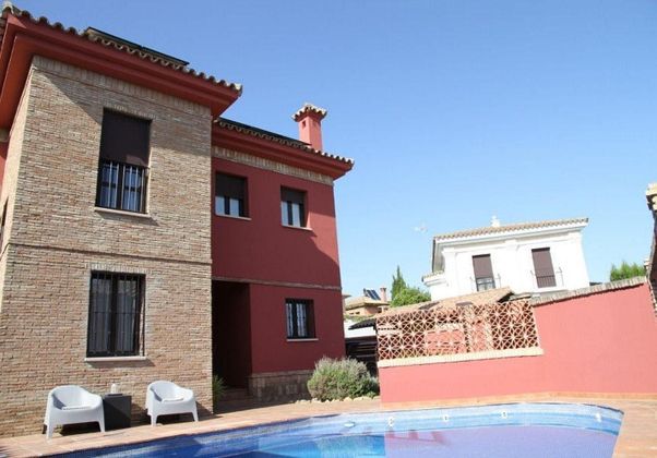 Foto 2 de Chalet en alquiler en Simon Verde de 5 habitaciones con terraza y piscina