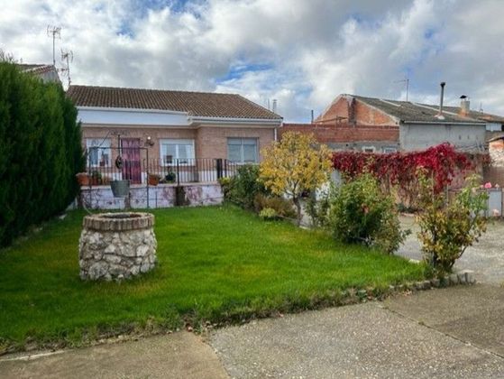 Foto 1 de Casa adossada en venda a Alcazarén de 4 habitacions amb terrassa i garatge