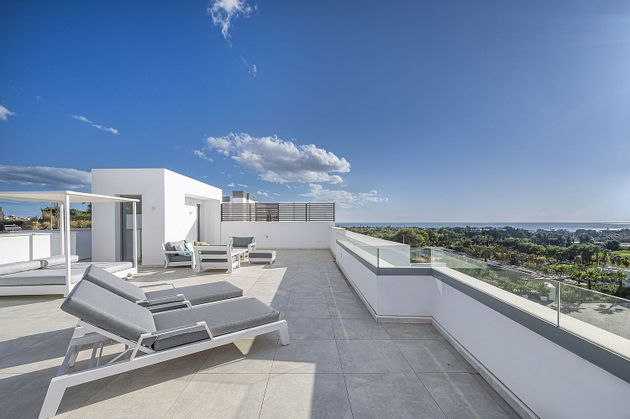 Foto 1 de Ático en venta en Los Monteros - Bahía de Marbella de 3 habitaciones con terraza y piscina
