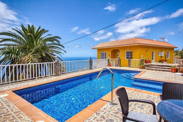 Foto 1 de Chalet en venta en Tijarafe de 3 habitaciones con terraza y piscina