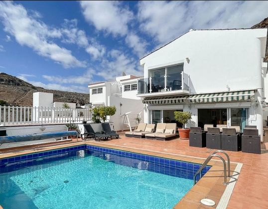 Foto 2 de Casa en venta en calle Los Claveles de 4 habitaciones con terraza y piscina