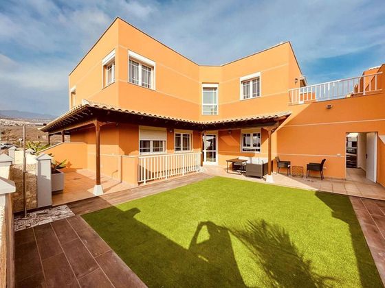 Foto 1 de Venta de casa en Los Cristianos - Playa de las Américas de 4 habitaciones con terraza y garaje
