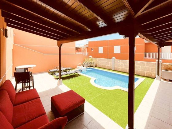 Foto 1 de Venta de chalet en Los Cristianos - Playa de las Américas de 4 habitaciones con terraza y piscina
