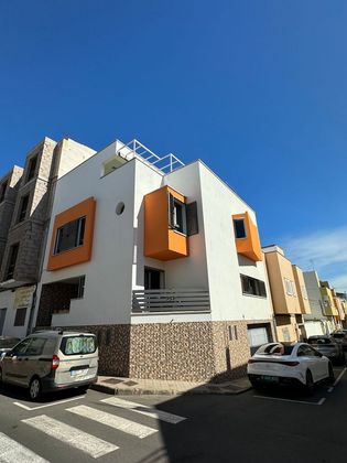 Foto 1 de Casa adosada en venta en Vecindario-Los Llanos de 3 habitaciones con terraza y piscina