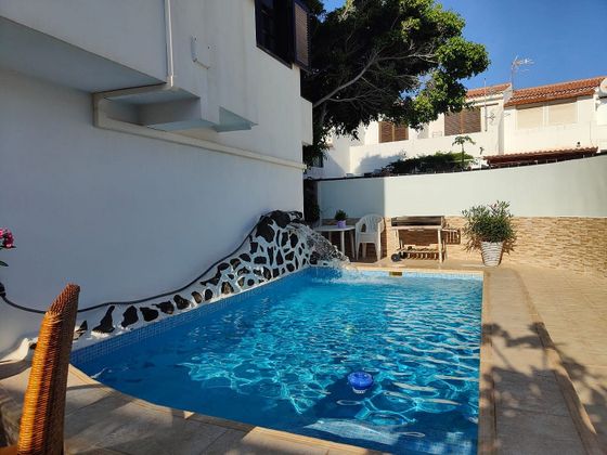 Foto 2 de Venta de casa en Costa Blanca - Las Galletas de 3 habitaciones con terraza y piscina