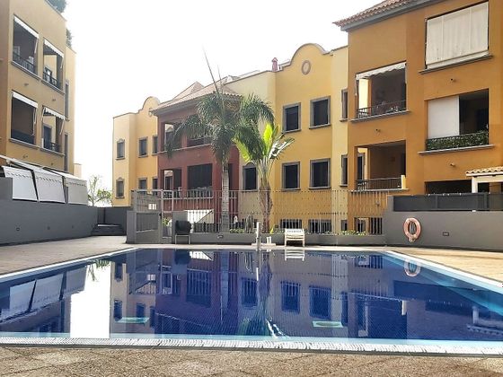 Foto 2 de Piso en venta en avenida Constitucion de 3 habitaciones con terraza y piscina