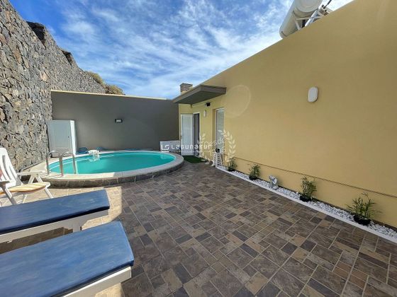 Foto 2 de Casa adosada en venta en Acorán de 3 habitaciones con terraza y piscina