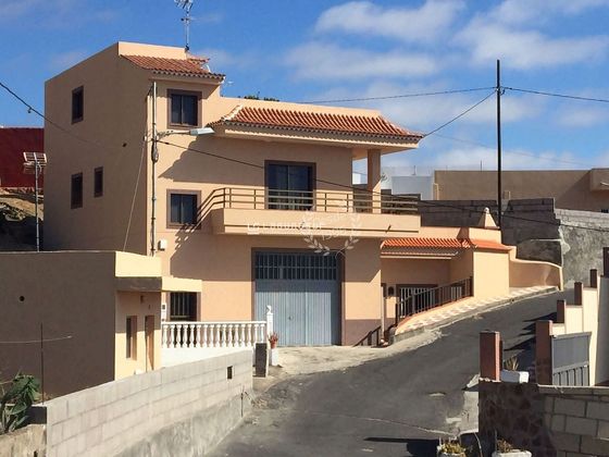 Foto 1 de Casa en venta en Arico de 4 habitaciones con terraza y garaje