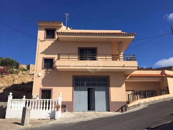 Foto 2 de Casa en venda a Arico de 4 habitacions amb terrassa i garatge