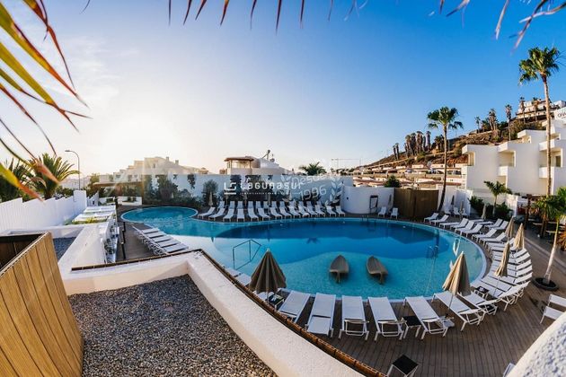 Foto 2 de Venta de piso en Los Cristianos - Playa de las Américas de 1 habitación con piscina y balcón
