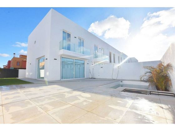 Foto 1 de Venta de casa en Corralejo de 3 habitaciones con terraza y piscina