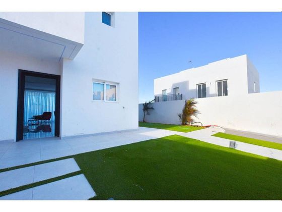 Foto 2 de Venta de casa en Corralejo de 3 habitaciones con terraza y piscina