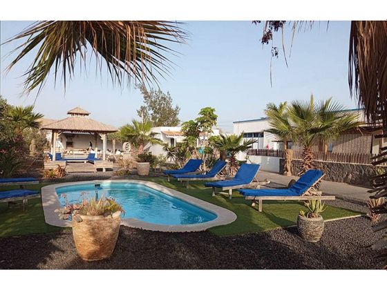 Foto 1 de Piso en venta en Lajares de 15 habitaciones con terraza y piscina