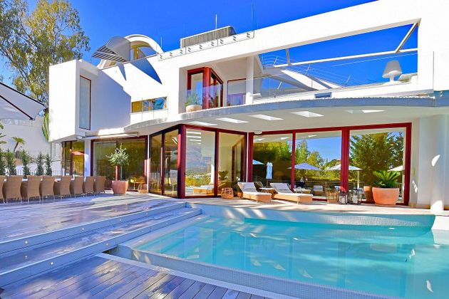 Foto 2 de Xalet en venda a Nueva Andalucía centro de 7 habitacions amb terrassa i piscina