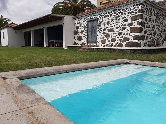 Foto 1 de Chalet en venta en Puntallana de 5 habitaciones con terraza y piscina