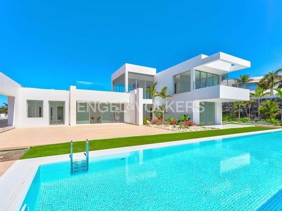 Foto 1 de Venta de casa en Costa Adeje de 5 habitaciones con terraza y piscina