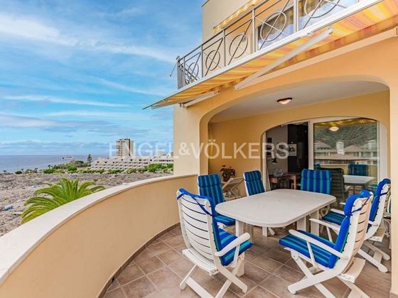 Foto 1 de Venta de piso en Los Cristianos - Playa de las Américas de 3 habitaciones con terraza y piscina