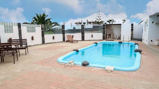 Foto 2 de Xalet en venda a Tinajo de 4 habitacions amb terrassa i piscina