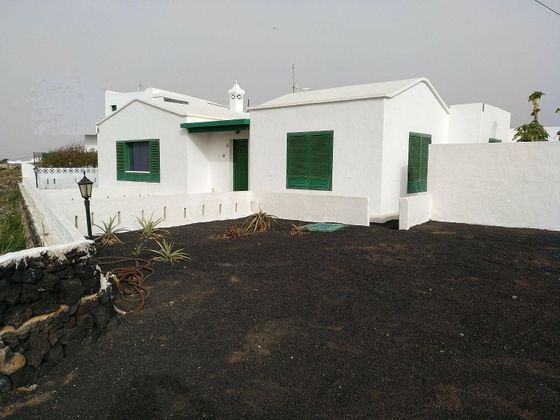 Foto 1 de Xalet en venda a Tinajo de 4 habitacions amb terrassa i garatge