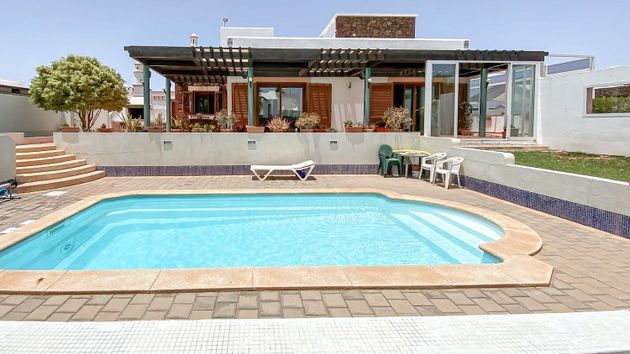 Foto 1 de Chalet en venta en Tías pueblo de 4 habitaciones con terraza y piscina