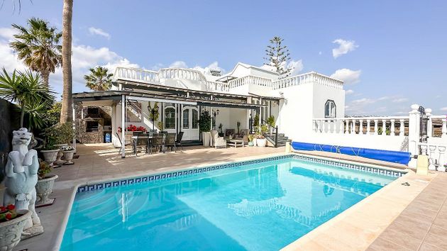 Foto 1 de Chalet en venta en Puerto del Carmen de 6 habitaciones con terraza y piscina