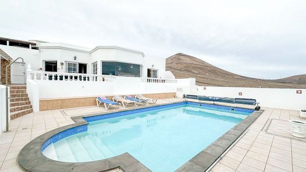 Foto 1 de Chalet en venta en Tías pueblo de 3 habitaciones con terraza y piscina
