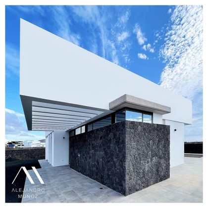 Foto 2 de Piso en venta en Costa Teguise de 3 habitaciones con terraza y piscina
