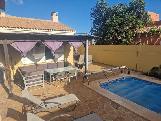 Foto 1 de Venta de chalet en Corralejo de 3 habitaciones con terraza y piscina