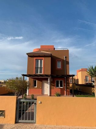 Foto 1 de Venta de chalet en Corralejo de 3 habitaciones con terraza y jardín