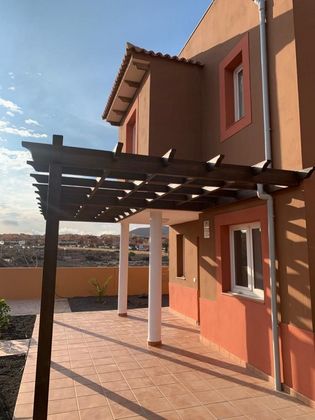 Foto 2 de Venta de chalet en Corralejo de 3 habitaciones con terraza y jardín