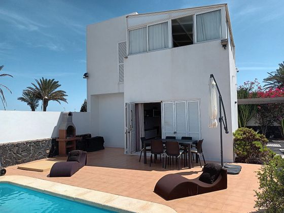 Foto 1 de Venta de casa adosada en Corralejo de 3 habitaciones con piscina