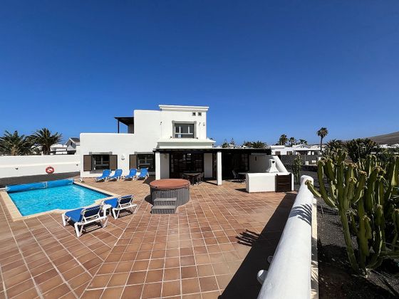 Foto 1 de Chalet en venta en Playa Blanca de 4 habitaciones con terraza y piscina