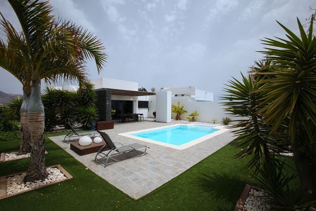 Foto 2 de Casa adosada en venta en Playa Blanca de 3 habitaciones con terraza y piscina
