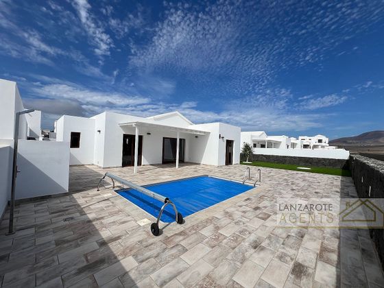 Foto 1 de Xalet en venda a Playa Blanca de 3 habitacions amb terrassa i piscina