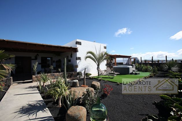 Foto 1 de Venta de chalet en Tinajo de 2 habitaciones con terraza y piscina