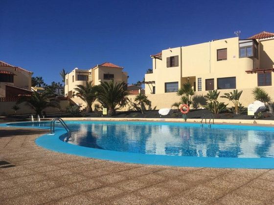 Foto 1 de Dúplex en venda a Caleta de Fuste de 3 habitacions amb terrassa i piscina