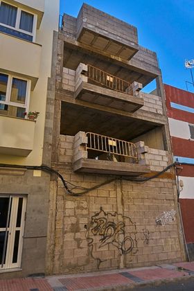 Foto 2 de Venta de edificio en calle El Hierro de 430 m²
