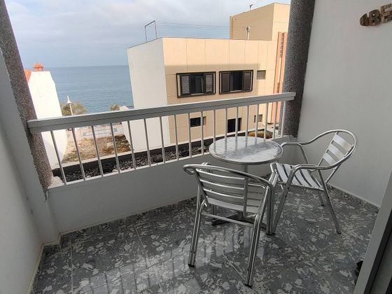 Foto 1 de Alquiler de piso en Playa de Arinaga de 3 habitaciones con muebles y balcón