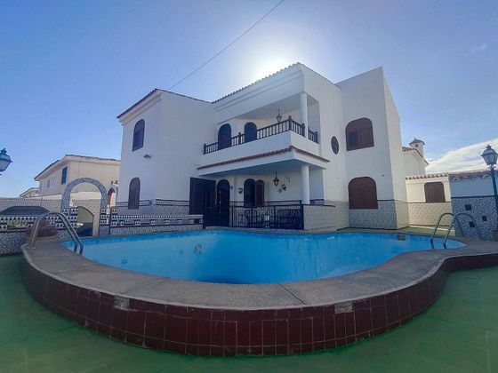 Foto 1 de Chalet en venta en Arguineguín de 4 habitaciones con terraza y piscina