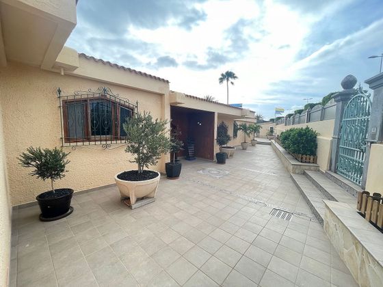 Foto 2 de Chalet en venta en Playa del Inglés de 4 habitaciones con terraza y piscina