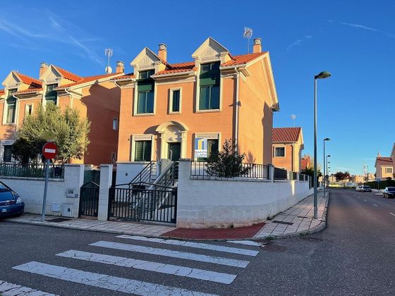 Foto 1 de Casa en venda a Urbanización Siglo XXI - Carretera de Villalpando de 4 habitacions amb garatge i jardí