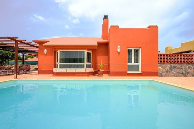 Foto 1 de Xalet en venda a calle Avutarda de 5 habitacions amb terrassa i piscina