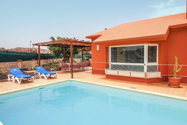 Foto 2 de Xalet en venda a calle Avutarda de 5 habitacions amb terrassa i piscina