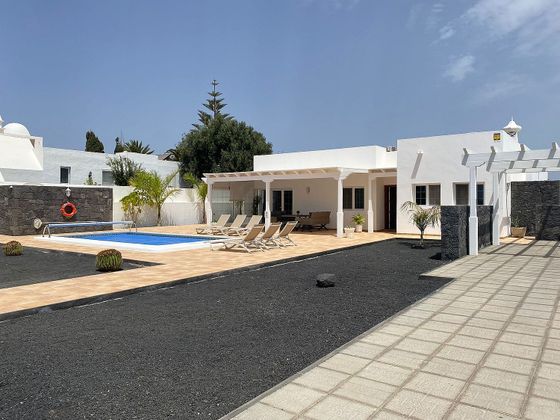 Foto 1 de Xalet en venda a Costa Teguise de 4 habitacions amb piscina i garatge