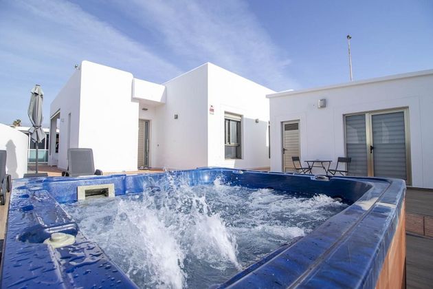 Foto 1 de Venta de chalet en El Médano de 3 habitaciones con terraza y piscina