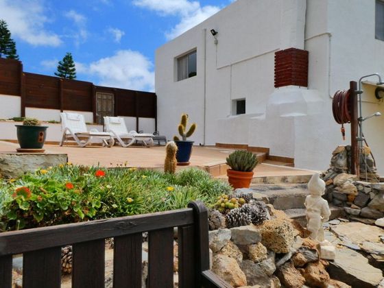 Foto 1 de Venta de chalet en Granadilla de Abona ciudad de 4 habitaciones con terraza y jardín