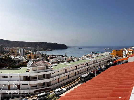 Foto 1 de Venta de piso en Los Cristianos - Playa de las Américas de 3 habitaciones con terraza y piscina