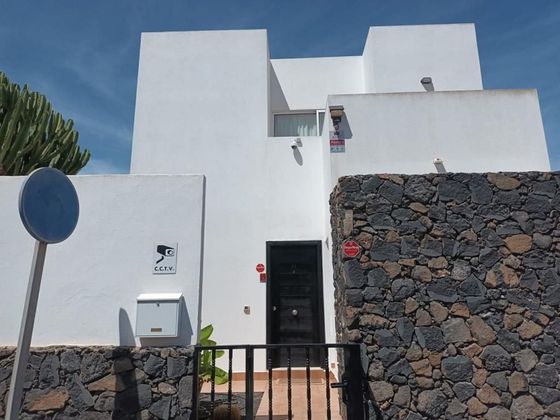 Foto 1 de Venta de chalet en Corralejo de 3 habitaciones con terraza y piscina