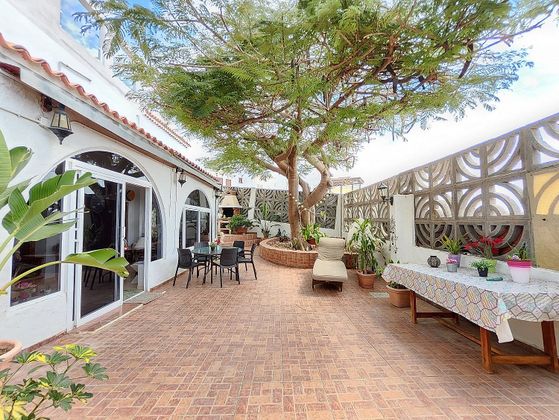 Foto 1 de Casa en venta en Arguineguín de 5 habitaciones con terraza y jardín